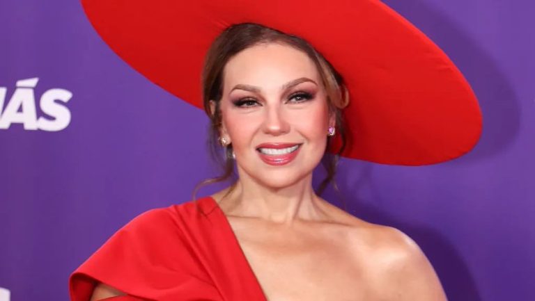 Thalía se robó las miradas con un sugerente look rojo en la red carpet de los Latin American Music Awards